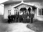 Bryngelsgården. Hulda Wilhelmina Johansson, Elsa Lidholm, Erik Lidholm, Nils Georg Johansson, Elin i Gårestorp, Gustav Nilsson, Hanna Emilia gift Andersson, Anna Andersson, Amandus Andersson, okänd, Oskar Andesson och lille Arne född 1921. Bakre raden Helge Setterberg, Hjalmar ?, Signe i gårestorp, Sven Andersson, Anna Andersson, Augusta Lundqvist, Ester Maria Johansson.