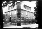 Oskar Blomgrens hus, Storgatan 59, han står på balkongen. Telefonstationen var inrymd här från 1921. I källaren Ana Blomgrens hembageri och café. Huset ersatte smeden Stålhandskes hus.