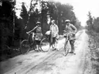 Mia Freiman, Dagmar Svarén och Ebba Freiman på cykeltur till Vänersborg, troligen öster om Gjuthuset mellan Kornbodliden och Faxelid.