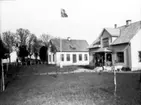 Sörby nybyggda folkskola med lärarbostad, klar 1923. På verandan fsk-lärare Hugo Hendén med fru Olga.