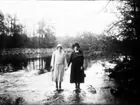 Uppströms järnvägsbron i Buckarp. Karin Andersson-Lundgren och Ingrid Ottergren. Ingrid sorgklädd.