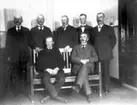 Kommunalnämnden i Floby 1927. F L Wallins kontor. Sittande Anders Johan Holmström och F L Wallin. Stående Ernst Svarén, Alexander Jonsson, Carl V Johansson, Torsten Fält, Karl Johansson.