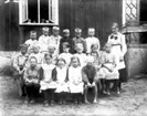 Marka småskola 1918 eller 1919. Lärarinna Edit Samuelsson. Främsta raden Nils Karlsson, Anna Gustavsson, Elsa Johansson, Hillevi Ljus, Sigfrid Johansson. Mittenraden Holger Karlsson, Bertil Nordström, Harald Johansson, Ebba Andersson, Dagny Blom, Anna Hall, Lisa Stridh. Översta raden Erik Andersson, Karl Rask, Bertil Lind, Bertil Pettersson, Bertil Thor, Olof Andersson och fröken.