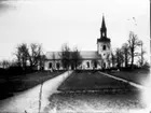 Floby kyrka med den nya kyrkogården. Bron över kanalen syns i underkanten. Den ljusa gravvården t.h tillhör Anders i Biskopsgården.