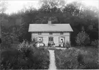 Stationskarlbostaden vid  Överums Bruk, Norra Tjust, 1902.
Fotografiet fick 5:e pris i Svenska Turistföreningens pristäflan 1902.