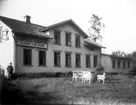 Hotell Gästis. T.v. dåvarande ägaren Linus Carlsson. Huset byggt 1877-78 alldeles intill järnvägsstationen, då gästgivaregården i Käddabo lades ner.