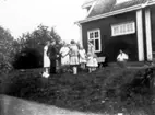 Hos Ljungqvists. Signe, Harry och Ester Thiel, Ingridd Malm, Ingrid Johansson. Barnen är Eivor Thiel och Karin och Gunvor Ljungqvist. Vid väggen Alma Thiel.