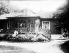 Stinsbostaden vid Floby station. På verandan stinsen Per Johan Sander och hans hustru Algnes Maria Björkman. Framför fosterdottern Gudrun (