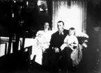 Axina och Karl Gustavsson med dottern Gun född 1923 och Elsa född 1921.