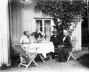 Ottergrens hus, n:r 6 vid Sörby station. Sedan höjdes huset och försågs med stenfot. Ebba, Claes Leo Ottergren, hans syster Klara Schillström från Göteborg.