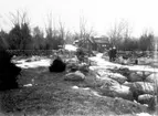 Alphems arboretum, Ingeborg Gegerfelt med dottern Britta född 1919. Hudet under ombyggnad, järnspisen ställd vid stenmuren.