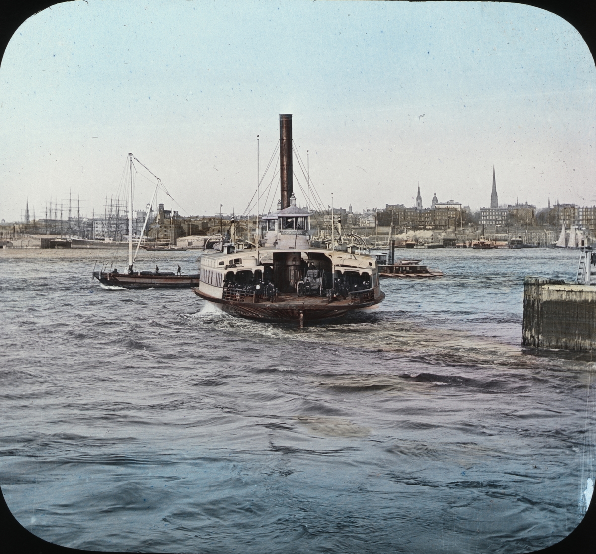 Kolorerad skioptikonbild av ångfärjan Fulton Ferry på väg att korsa East River, vid Brooklyn, New York.