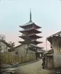 Kolorerad skioptikonbild med motiv av Yasaka Pagoda, en sorts buddistiskt tempel, även känt som Hokan-ji Temple. De är en av de viktigaste historiska byggnader i japansk kultur och ett av de mest framstående av arkitekturen i staden i Kyoto. Pagoda är ett utmärkt exempel på japansk konst, som har sina egna traditioner och kulturella rötter. Yasaka Pagodan är också känd för sin jordbävningssäkra konstruktion.