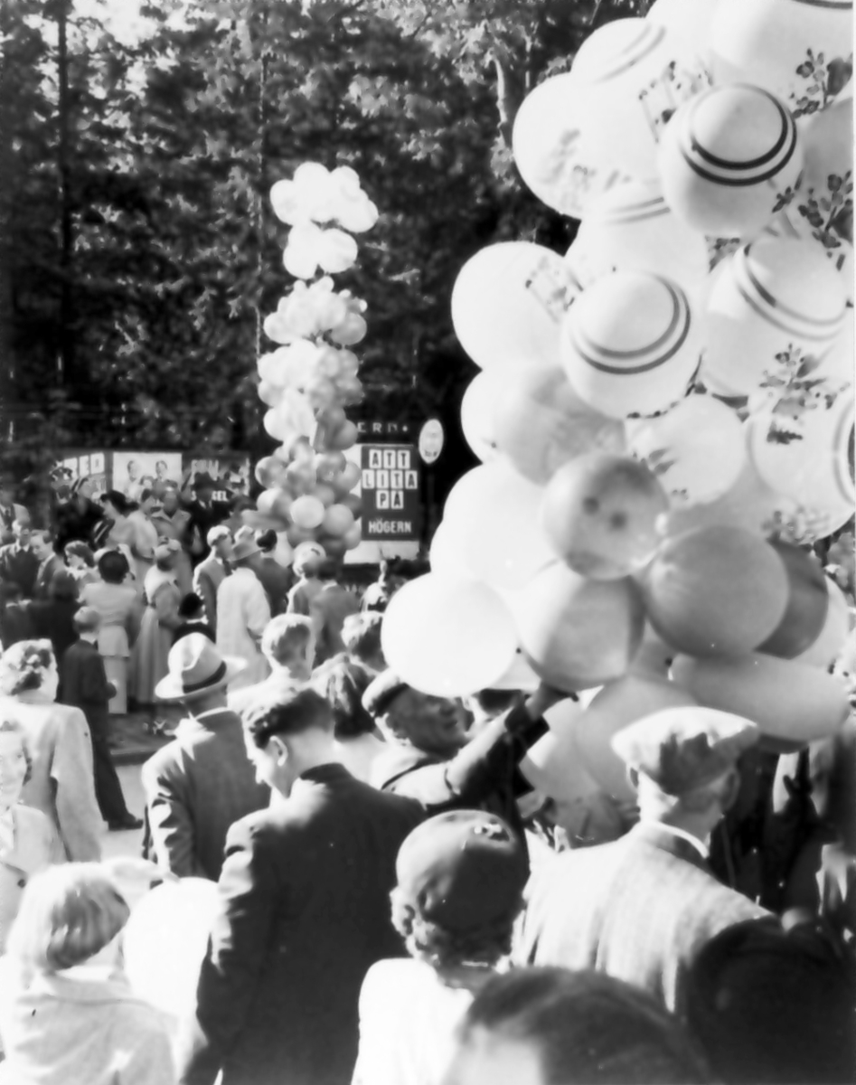 "Ballongkommers på S:t Olofsgatan". Från utställningen "Falköping i bild" 1952.