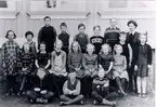 Yllestads skola 1946. Sittande på marken från vänster: Sven-Olof Sandahl, Kättilstorp, Gösta Blom, Smärtorna, Yllestad, Elof Wallin, Gunnabo, Yllestad. Sittande från vänster: Sara Moberg, Höjentorp, Yllestad, Gunborg Hansson, Tomten, Yllestad, Maj Karlsson, Långebacka, Yllestad, Ragna Axelsson, Spelaregården, Yllestad, Eivor Gustavsson, Guddarp, Yllestad, Signe Karlsson, Hallebacka, Yllestad, Anna Gustavsson, Skattegården, Badene, Yllestad. Stående från vänster: Viviann Andersson, Vistorp, Bernt Karlsson, Ödeberg, Yllestad, Mats Gustavsson, Badene, Yllestad, Bengt Pedersén, Yllestad, Lennart Thor, Kättilstorp, Per Hellner, Yllestads skola, Sture Sandahl, Yllestad, Brita Carlberg (lärare) Yllestads skola, Assar Svensson, Nybygget, Yllestad, Inga Wallin, Kättilstorp.