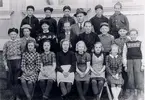 Yllestads skola 1947. Sittande från vänster: Inga Thim, Vistorp, Märta Gustavsson, Vistorp, Astrid Lindgren, Ryttaren Pa. Kättilstorp, Maj Karlsson, Långebacke, Yllestad, Vega Pettersson, Missionshuset, Kättilstorp, Sara Moberg, Höjentorp, Yllestad. Stående, främre raden från vänster: Göran Hansson, Ängsro, Yllestad, Inge Gustavsson, Guddarp, Yllestad, Per-Olof Thim, Vistorp, Ture Söderkvist, Kättilstorp, Sven-Ola Andersson, Kättilstorp, Sture Sandahl, Kättilstorp, Bengt Pedersén, Yllestad, Karl-Erik Helin, Ännagården, Yllestad. Stående bakre raden från vänster: Mats Gustavsson, Badene, Yllestad, Bengt Warrén, Berga, Kättilstorp, Lennart Thor, Kättilstorp, Hjalmar Hellner (lärare), Yllestads skola, Bernt Karlsson, Ödeberg, Yllestad, Assar Svensson, Nybygget, Yllestad.