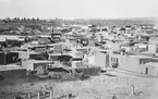 Vy överbyn Balachany, Baku.
Bilden ingår i två stora fotoalbum efter direktör Karl Wilhelm Hagelin som arbetade länge vid Nobels oljeanläggningar i Baku.