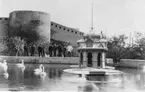 En vrå i stadsträdgården, Baku.
Bilden ingår i två stora fotoalbum efter direktör Karl Wilhelm Hagelin som arbetade länge vid Nobels oljeanläggningar i Baku.