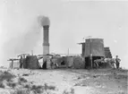 Primitivt pateroelum raffinaderi i Baku.
Bilden ingår i två stora fotoalbum efter direktör Karl Wilhelm Hagelin som arbetade länge vid Nobels oljeanläggningar i Baku.