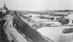 Okastranden i Nizjnij Novgorod, Ryssland.
Bilden ingår i två stora fotoalbum efter direktör Karl Wilhelm Hagelin som arbetade länge vid Nobels oljeanläggningar i Baku.