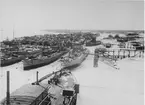 Tankfartyg vid Nobels anläggningar i Astrachan.
Bilden ingår i två stora fotoalbum efter direktör Karl Wilhelm Hagelin som arbetade länge vid Nobels oljeanläggningar i Baku.