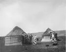 Hyddor i området kring Astrachan.
Bilden ingår i två stora fotoalbum efter direktör Karl Wilhelm Hagelin som arbetade länge vid Nobels oljeanläggningar i Baku.