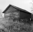Uthusbyggnad på den gamla ladugårdsbacken öster om gårdsplanen.