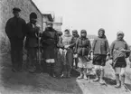 Azerer i Astrachan.
Bilden ingår i två stora fotoalbum efter direktör Karl Wilhelm Hagelin som arbetade länge vid Nobels oljeanläggningar i Baku.