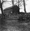 Uthusbyggnad på den gamla ladugårdsbacken öster om gårdsplanen.