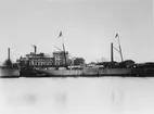 Ludvig Nobels verkstad och bolagets första central. Med en svensk ångare på väg till Baku.
Bilden ingår i två stora fotoalbum efter direktör Karl Wilhelm Hagelin som arbetade länge vid Nobels oljeanläggningar i Baku.