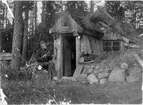 Toffelmakaren och flöjtblåsaren, f.d. silkevävaren Magnus Kvist utanför sin jordkula i Göljeredsmon i närheten av Mullsjö station.