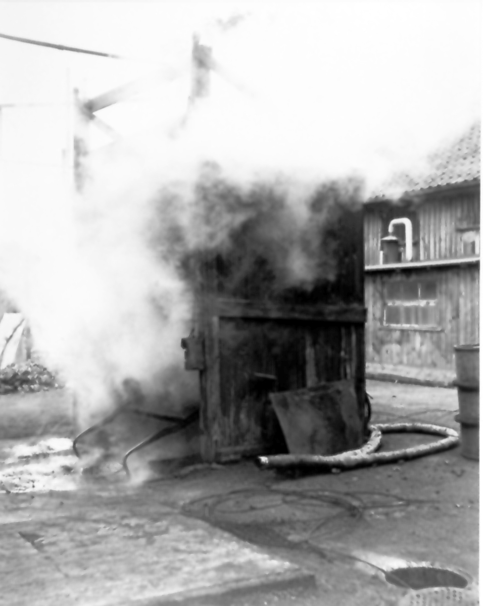 "Slaggen släckes", vid gasverket på Storgatan. Från utställningen "Falköping i bild" 1952.