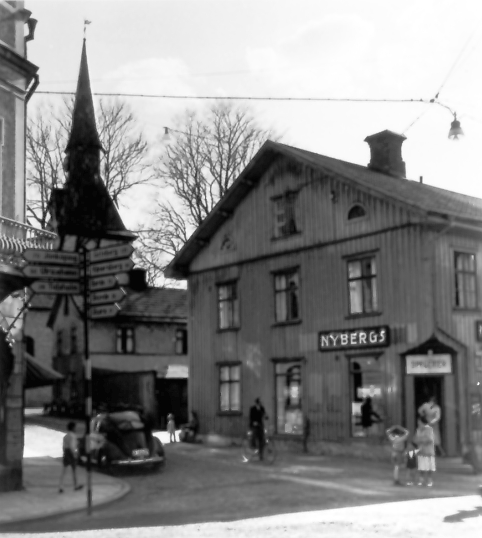 "Vid Nybergs - stängningsdags" (Storgatan - S:t Olofsgatan). Från utställningen "Falköping i bild" 1952.