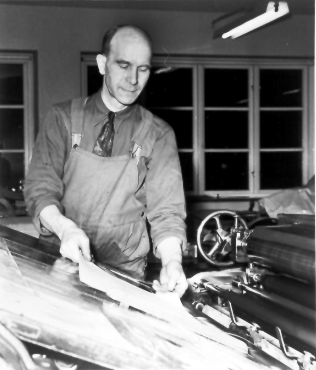 "Tryckare Evert Bergsten i arbete". (Skaraborgaren). Från utställningen "Falköping i bild" 1952. Evert född 1903 i Kälvene.
