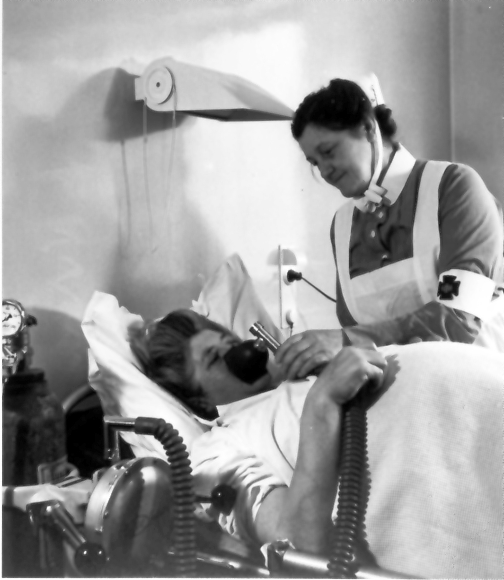 "Syster Hilda ger lustgas till en blivande moder". Från utställningen "Falköping i bild" 1952.