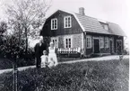 Smeby mejeri. Mejerist Gustav Eriksson med fru Annie och barnen Karl-Johan och Anne-Marie.