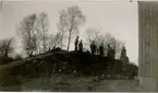 Undersökning av gravröse 29/4. 1932. Föremål: flintdolk, bronsklinga, ben.