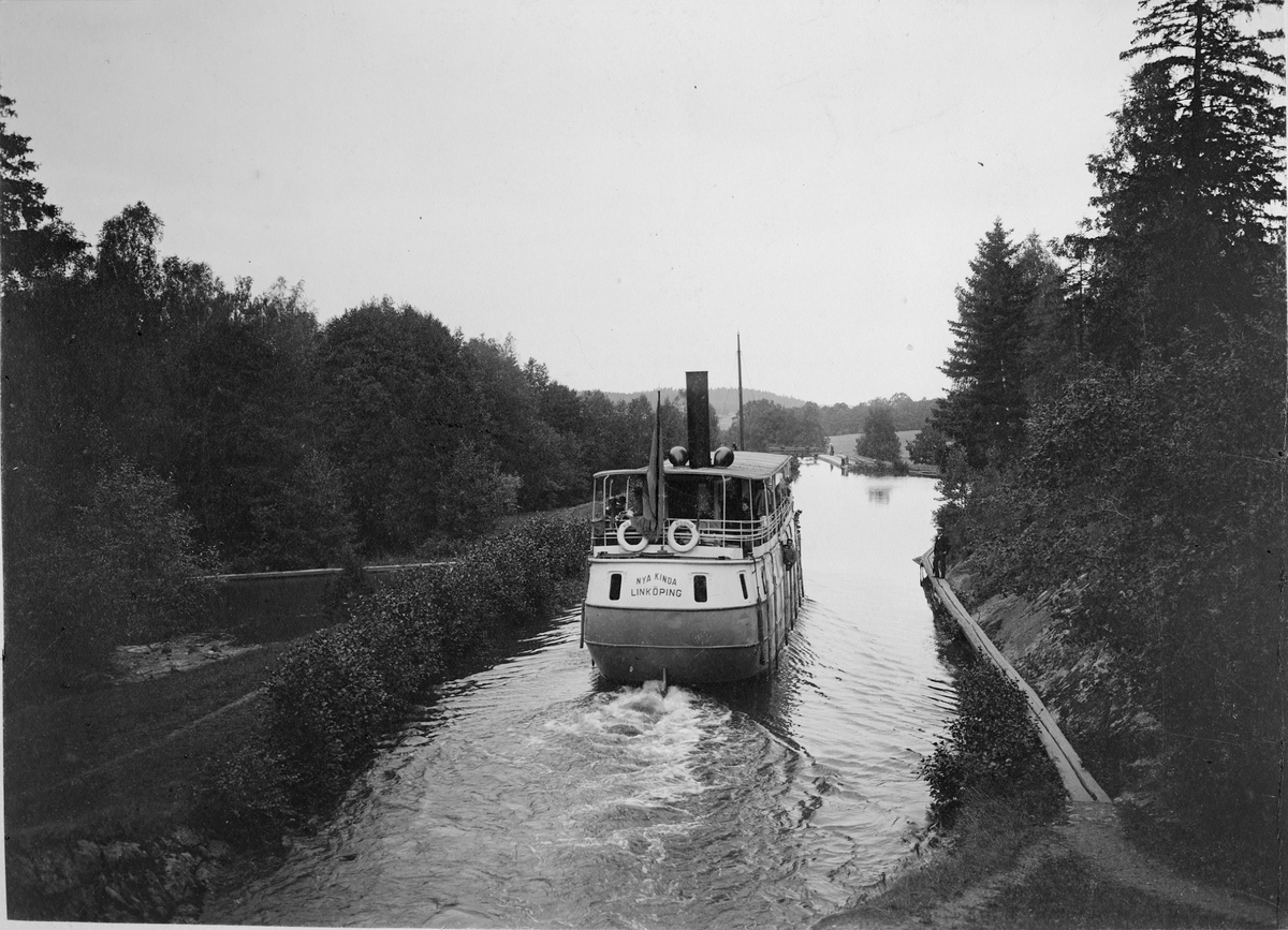 Kinda kanal. Ångbåten Nya Kinda från Linköping vid övre slussen, Hovetorp.
Med fotografiet erhöll fotografen 5:e plats i Svenska Turistföreningens pristävlan 1902.