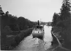 Kinda kanal. Ångbåten Nya Kinda från Linköping vid övre slussen, Hovetorp.
Med fotografiet erhöll fotografen 5:e plats i Svenska Turistföreningens pristävlan 1902.