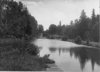 Kinda kanal. Nedre slussen vid Hovetorp.
Med fotografiet kom fotografen på 5:e plats i Svenska Turistföreningen Pristävlan 1902.