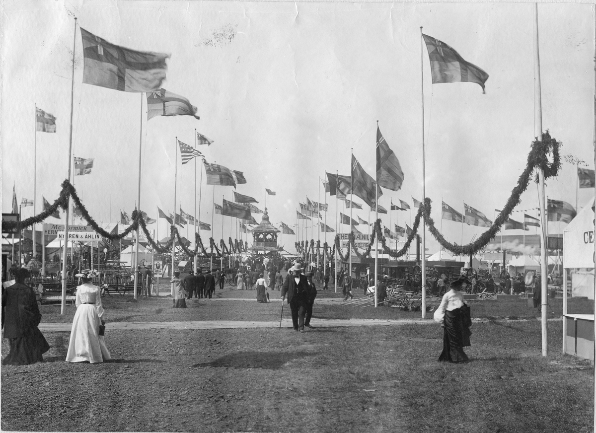 Totalvy över lantbruksutställningen vid Industri- och Lantbruksutställningen i Karlstad 1903. Bild från tidskriften Hemmets bildmaterial.
