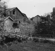 Flatenbergs masugn, Dalarna.Nya och gamla järnvågen, till vänster kolhus. Till höger hörnet av hyttan, 1925.