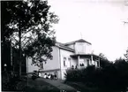 Villa Fridhem. Foto från söder (Danska vägen) antagligen från omkring 1910. Var tidigare en gård med stort lantbruk. Detta är frånsålt och byggnaden ingick sedan i sjukhusområdet med bostad för överläkare vid sjukhuset. Ägare vid sekelskiftet var handl. Johansson och Plith, varvid Karl Plith hade nedre våningen och Johansson den övre. Nu borta.