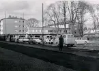 Foto mot norr. Till v. Trädgårdsgatan 26. Till höger busscentralen. Där bilarna står byggdes Domus varuhus 1965.