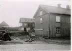 Gyllensvans och f.d. Klangagården. Gyllensvans tomt, där ett bostadshus skall uppföras. Husen till höger skall rivas. Foto taget från Parkgatan.