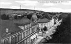 Panorama över Falköping och Mösseberg. Mellan Apoteket - S:t Olofsgat. 7 och Jungmarkerska huset är det endast planteringar. Här byggde Skaraborgsbanken 1911-13 sitt storslagna bankhus. Byggnadsarbetena tog 1 1/2 år och banken inflyttade i okt. 1913. Först 1967 flyttade banken därifrån och då till S:t Olofsgat. 1. Därefter följde inre ombyggn., innan Apoteket flyttade från 7 till 9.