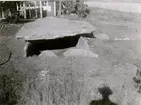 Gånggriften Gläshall el. Kung Björns grav. Foto fr. söder efter restaureringen. Restaurerad 1951.
