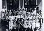 Falekvarna skola läsåret 1945-1946.
1 rad Tor Sjöstedt, Skolan, Kurt Dittmer, Dalen, John Johansson, Nätered, Stig Svensson, Högelid, Rune Johansson, Tomten. 2 rad. Gunnar Källkvist, Krusekvarn, sittande Margit (Sibylla) Johansson, Öland, Inger Karlsson, Fålhagen, Birgit Lans, Gunnarp, Margit Dittmer, Dalen, Lars Krall, Klövhulan. 3 rad. Karin Svensson, Nyhem, Birgit Karlsson, Pirkum, Inga-Lill Karlsson, Pirkum, Tor Helin, Dagmar Sjöstedt lärarinna, Arne Sköld, Bernt Eskilsson, Nätered, Sven Kardell, Övertorp, Bengt Larsson, Enåsen, Ingbritt Johansson, Hallebo, Birgitta Eskilsson, Nätered, Elsa Stark lärarinna, Raimo Silvennoinen, Kroken, Per Allan Svensson, (Björk), Mona Johansson, Nätered, Inger Hjelm, Mossag., Ingrid Hallberg, Kinnatomten.