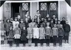 Falekvarna skola.1 rad. Inga Johansson, Madkvarn, Britta Käll, Mossagården, Ingrid Jansson,   Stenbrottet, Margit Karlsson,  Fålahagen, Elsie Johansson, Björkelund, Gunvor Karlsson, Pirkum, Dagmar Lindenvall, Bondehemmet, Ingrid Sandström, Landsvägen, Margit Sandström, Landsvägen, Stina Edin, Fridhem, Maj-Britt Karlsson, Fålahagen, Margit Hjelm, Mossagården, Maja Käll, Mossagården            

2 rad. Göte Karlsson, Pirkum, Georg Friden, Högelid. Lennart Gustavsson, Filebygget, Olof Andersson, Köparegården, Alice Hektor, Loffa, Stina Johansson, Madkvarn, Alice Johansson, Skarpås, Bertil Sandström, Landsvägen, Greta Friden, Högelid, Ragnar Gustavsson, Nätered, Svea Sköld, Torsten Johansson, Nygården, Arne Karlsson, Pirkum 

3 rad. Knut Hjalmarsson, Skarpås, Rune Svensson, Dalen, Ingemar Ljung, Nätered Kvarn, Rune Karlsson, Pirkum, Mats Johansson, Nätered, Gunnar Johansson, Nätered, Olle Johansson, Örlid, Dagmar Sjöstedt lärarinna. Nils Johansson, Nätered, Elsa Stark lärarinna