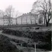 Kv. Glasmästaren, Dotorpsgatan 6. Hörntomten: Trädgårdsgatan - Dotorpsgatan. Bebyggd 1902 av C.H. Gustavsson. Rivet 1960. I bakgrunden Lasarettet.